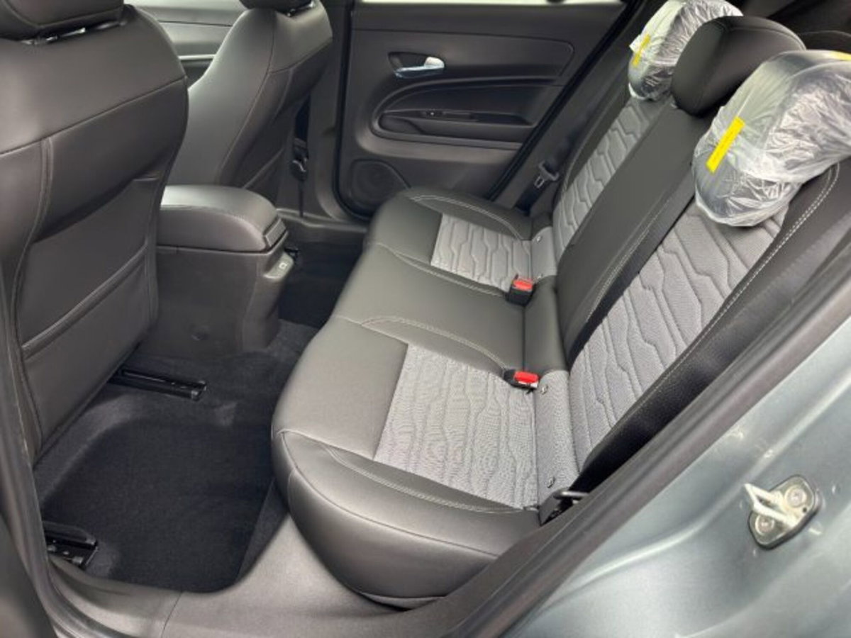 Jeep Avenger 1.2 turbo e-hybrid mhev Overland 4xe 145cv edct6 (11)
