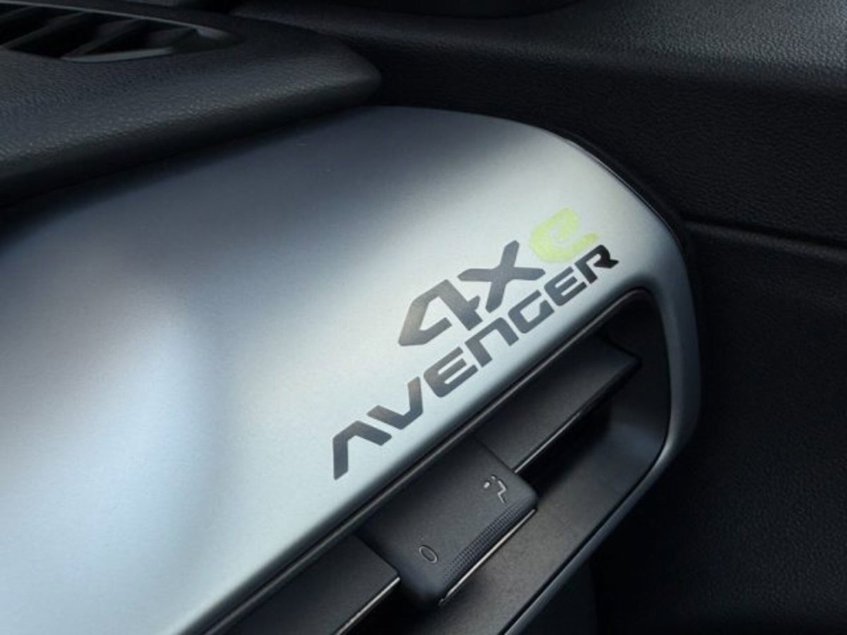 Jeep Avenger 1.2 turbo e-hybrid mhev Upland 4xe 145cv edct6 (13)