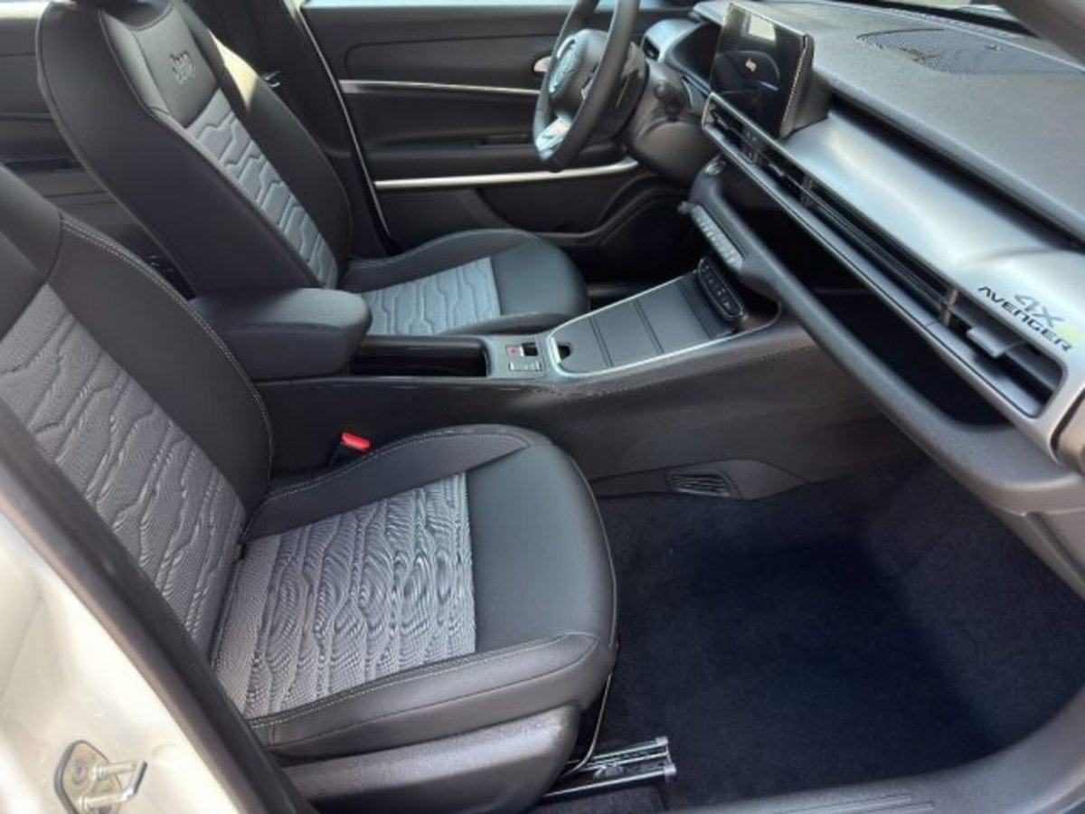 Jeep Avenger 1.2 turbo e-hybrid mhev Upland 4xe 145cv edct6 (8)