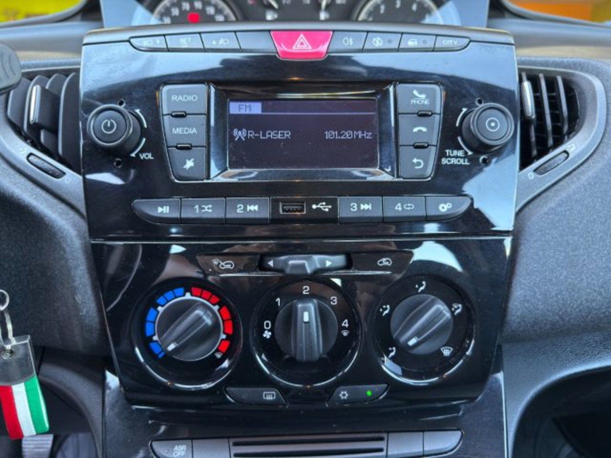 Lancia Ypsilon 1.0 FireFly 5 porte S&S Hybrid Ecochic Silver (16)