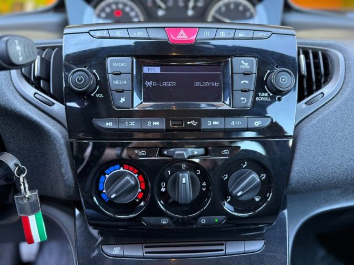 Lancia Ypsilon 1.0 FireFly 5 porte S&S Hybrid Ecochic Silver (8)