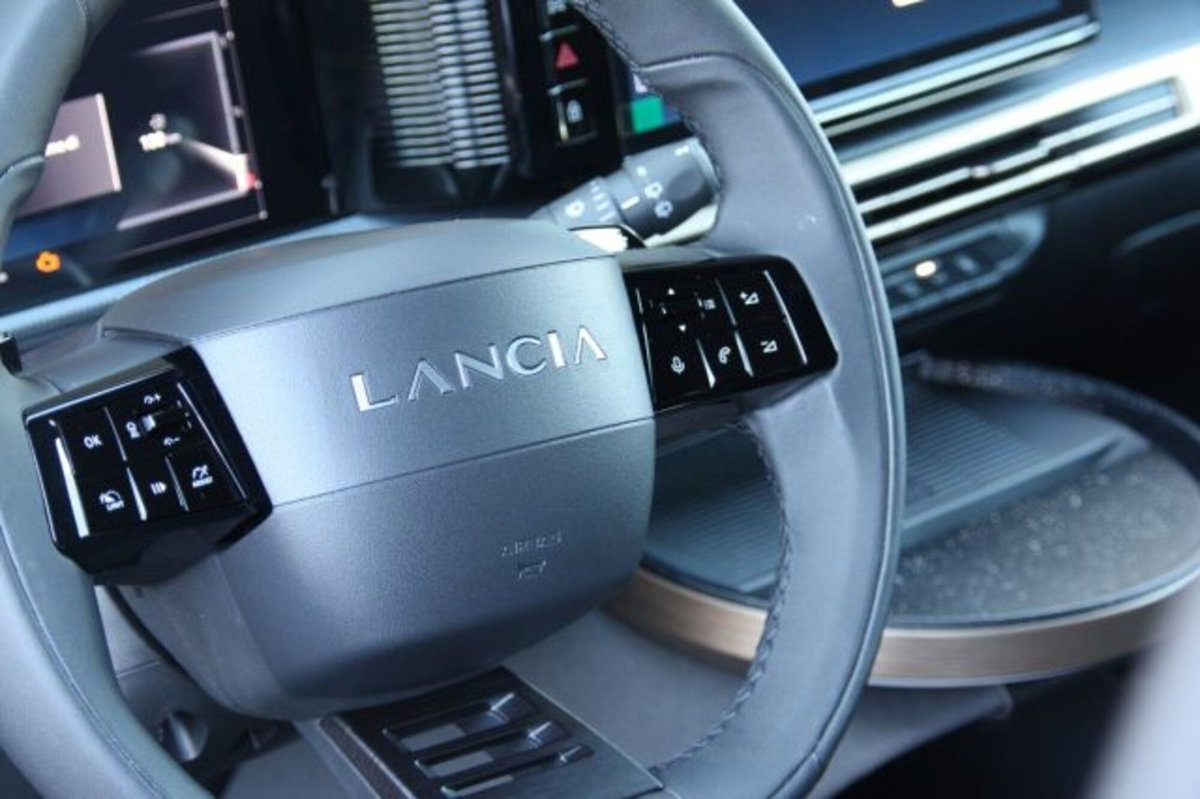 Lancia Ypsilon 1.2 mhev LX 110cv e-dct (18)