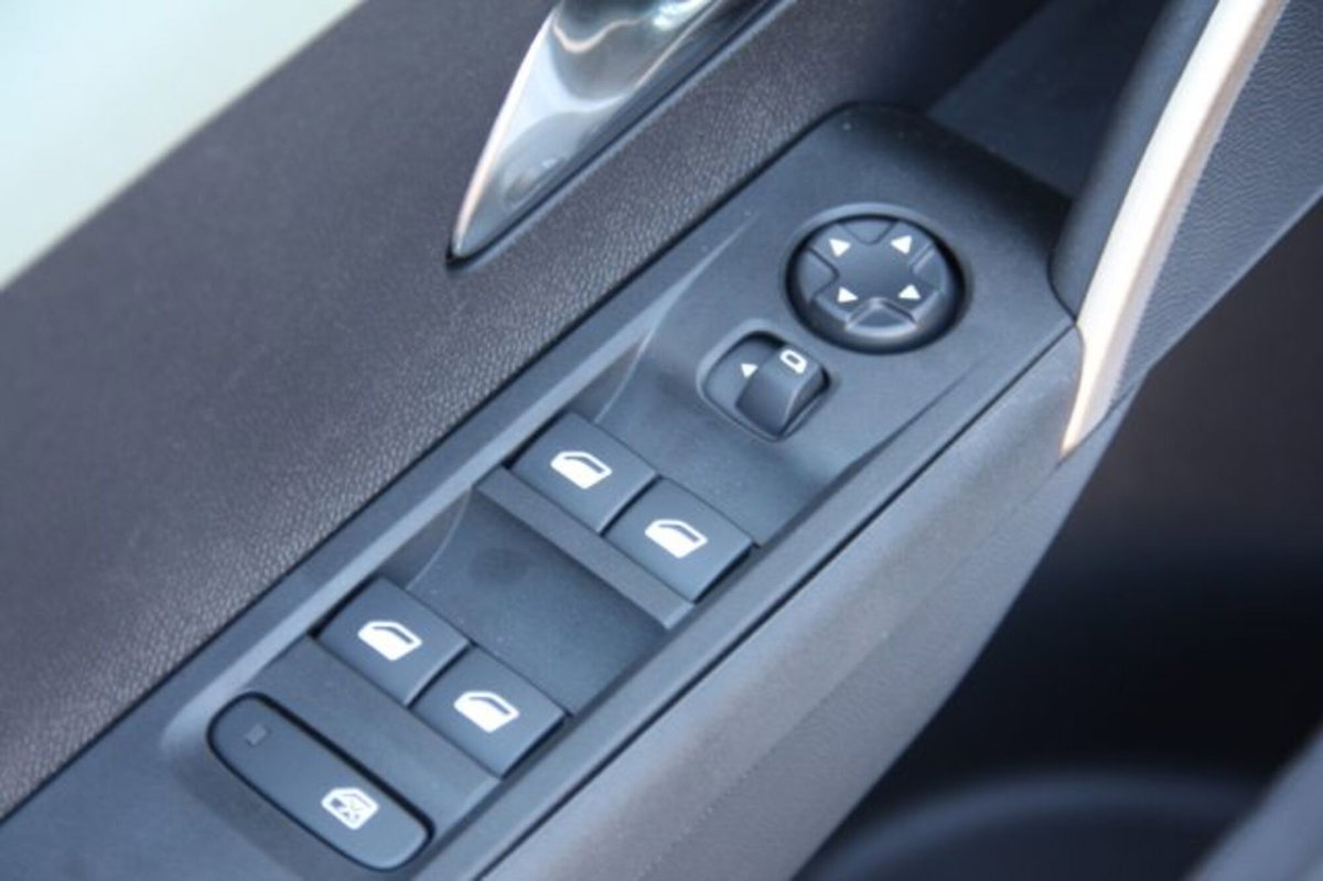 Lancia Ypsilon 1.2 mhev 110cv e-dct (11)