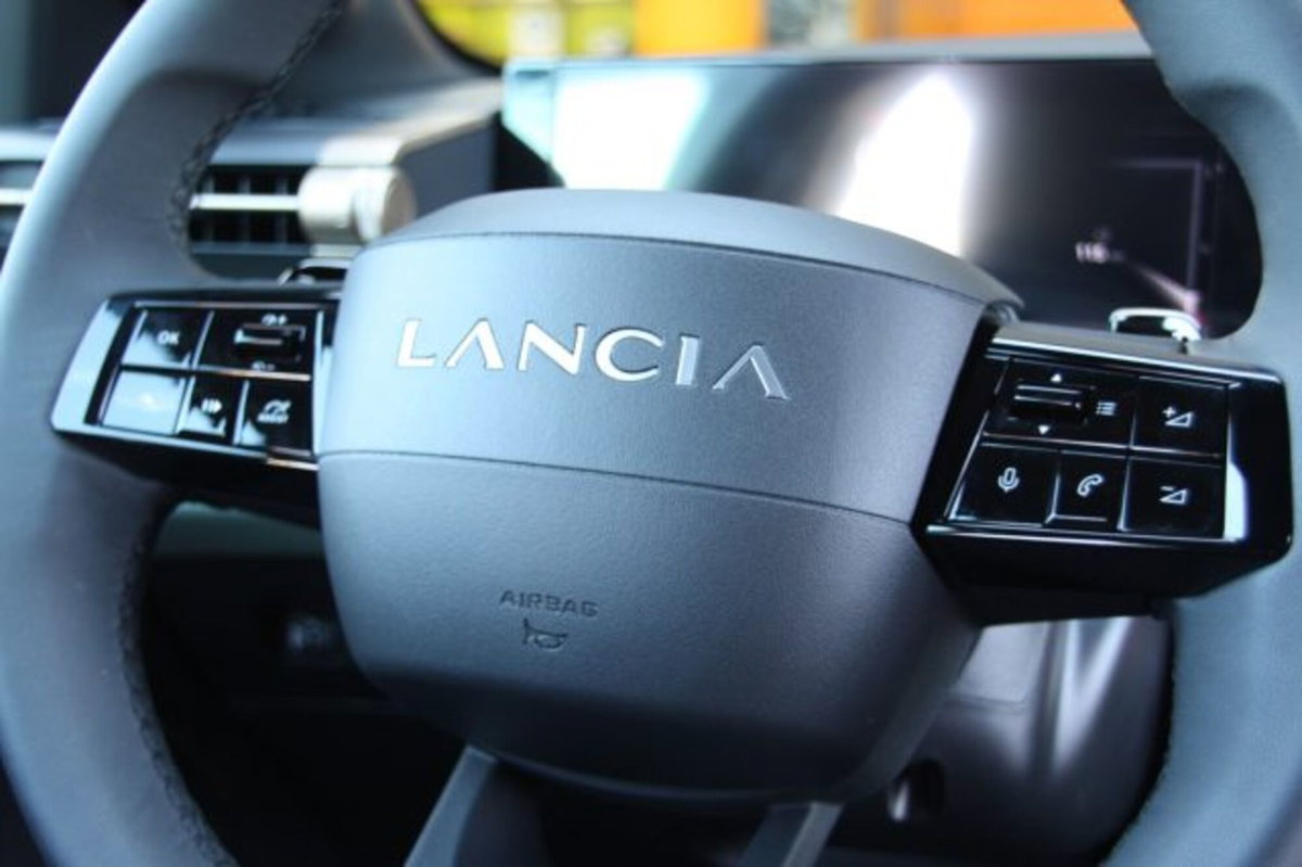 Lancia Ypsilon 1.2 mhev 110cv e-dct (14)