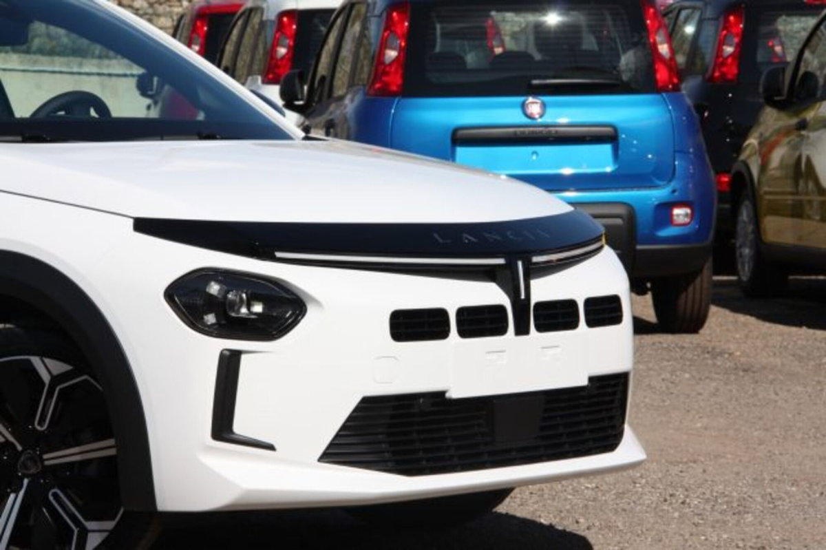 Lancia Ypsilon 1.2 mhev 110cv e-dct (18)