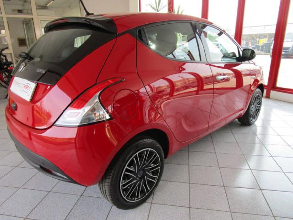 Lancia Ypsilon 1.0 FireFly 5 porte S&S Hybrid Ecochic Gold (3)