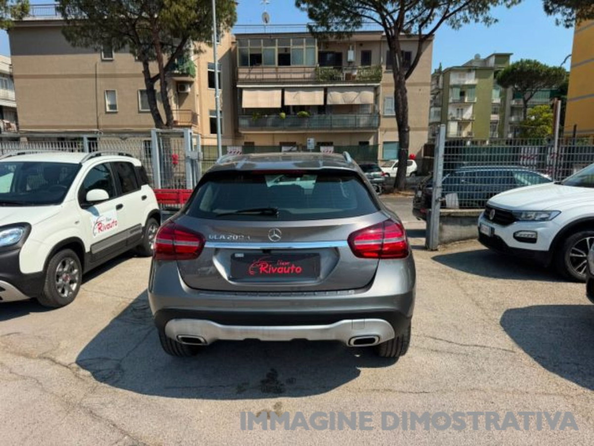 Mercedes-Benz GLA SUV 200 d Automatic Premium (11)