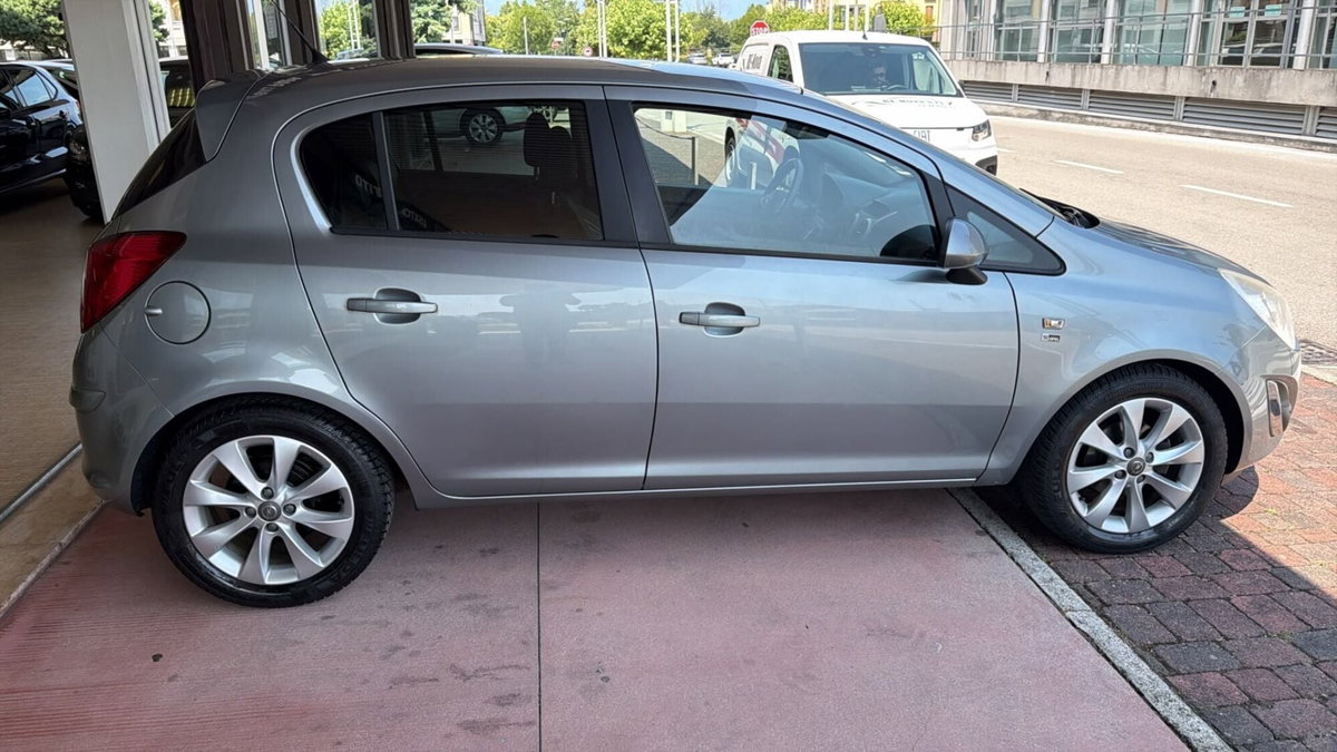 Opel Corsa 1.0 12V 5 porte Club (4)