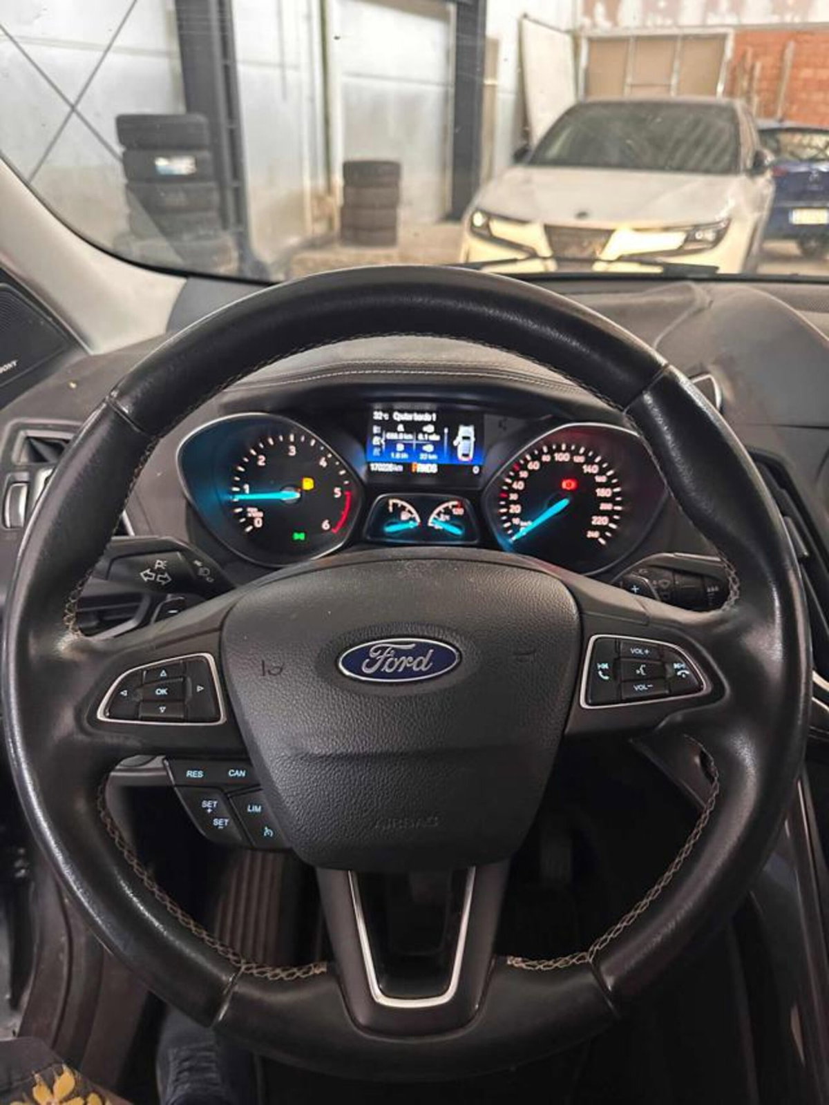 Ford Kuga 2.0 TDCI 150 CV S&S 4WD Powershift Vignale (16)