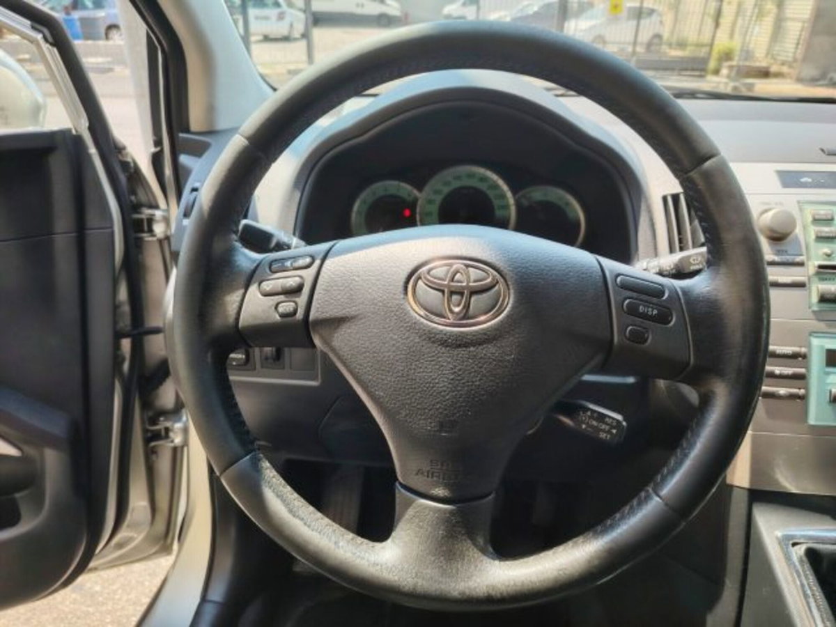 Toyota Corolla Verso 1.8 16V Sol (9)
