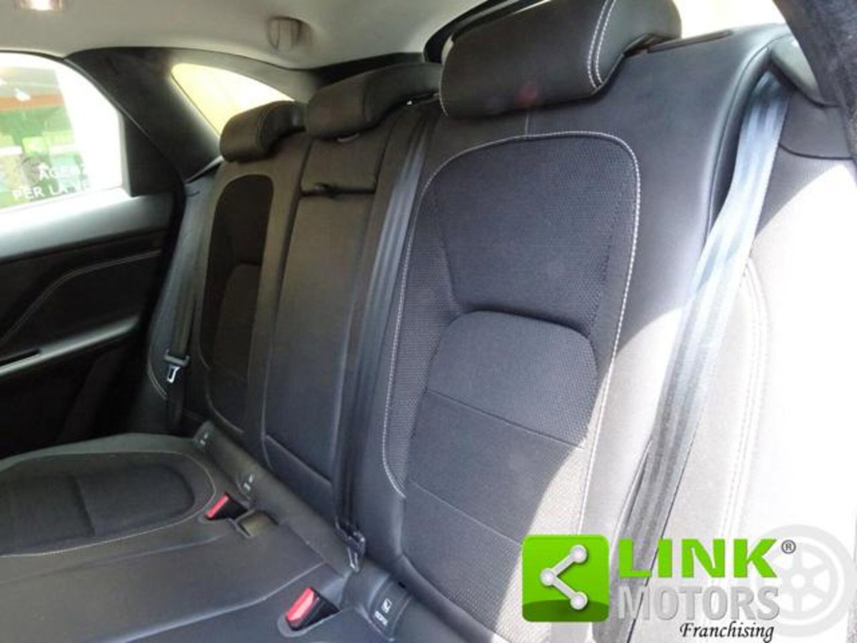 Jaguar F-Pace 2.0 D 180 CV AWD R-Sport (9)