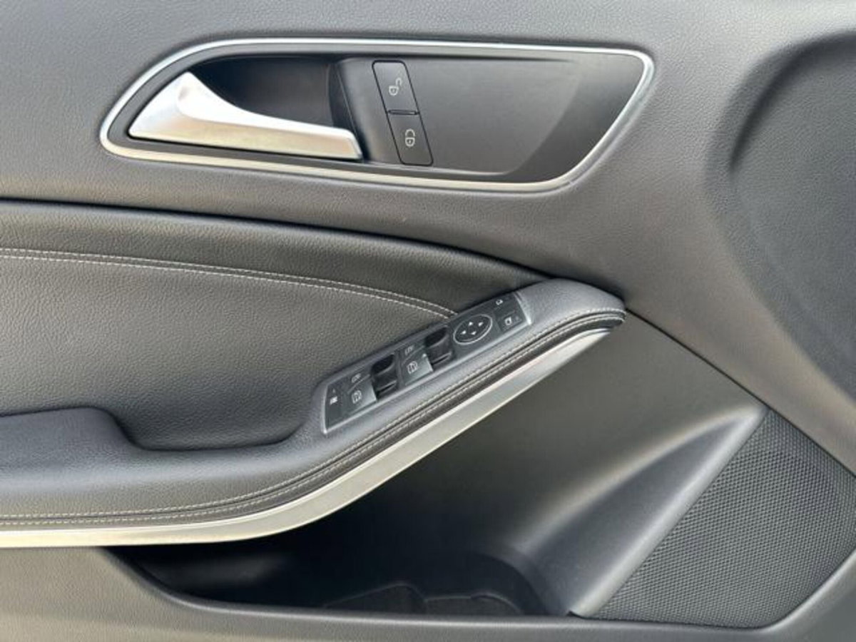 Mercedes-Benz GLA SUV 180 d Business (9)