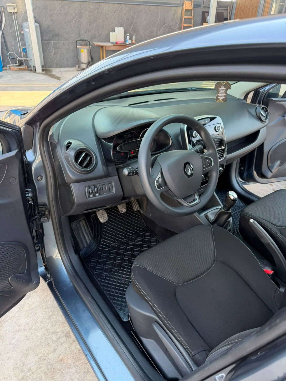 Renault Clio 1.2 75CV 5 porte Zen (8)