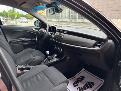 Alfa Romeo Giulietta 1.6 JTDm-2 Distinctive (10)