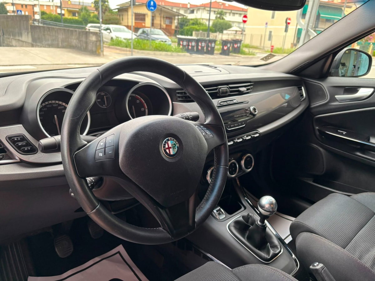 Alfa Romeo Giulietta 1.6 JTDm-2 Distinctive (14)