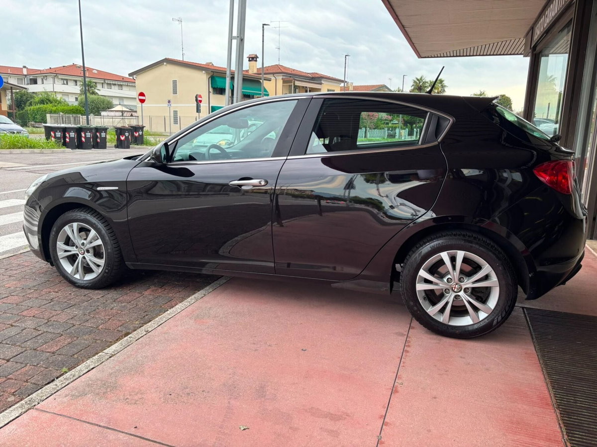 Alfa Romeo Giulietta 1.6 JTDm-2 Distinctive (7)