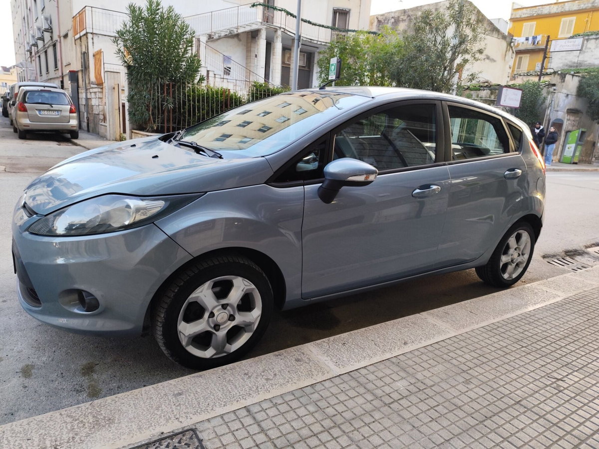 Ford Fiesta 1.4 TDCi 68CV 3 porte Titanium (4)