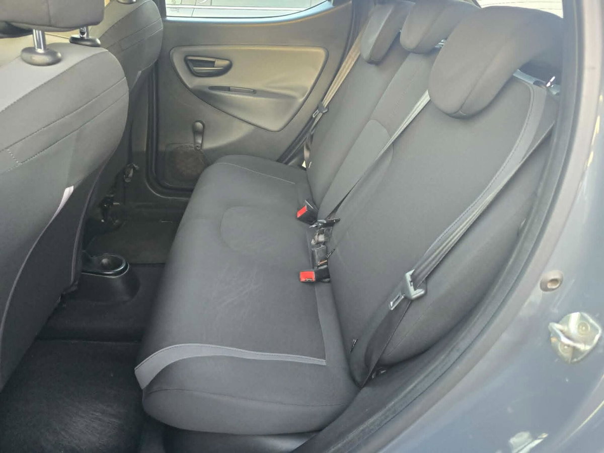 Lancia Ypsilon 1.2 69 CV 5 porte Silver (10)