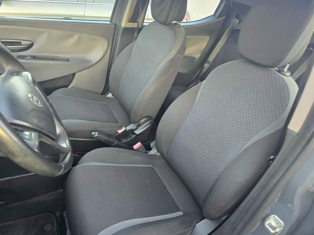 Lancia Ypsilon 1.2 69 CV 5 porte Silver (8)