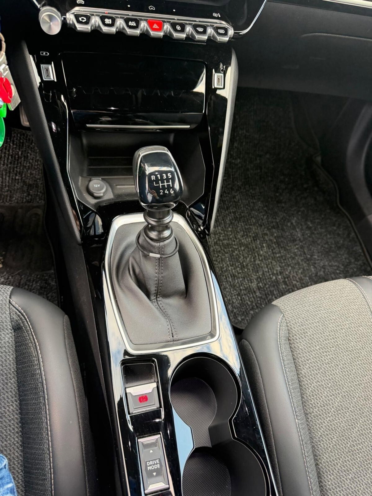 Peugeot 2008 1.2 turbo Allure 100cv (11)
