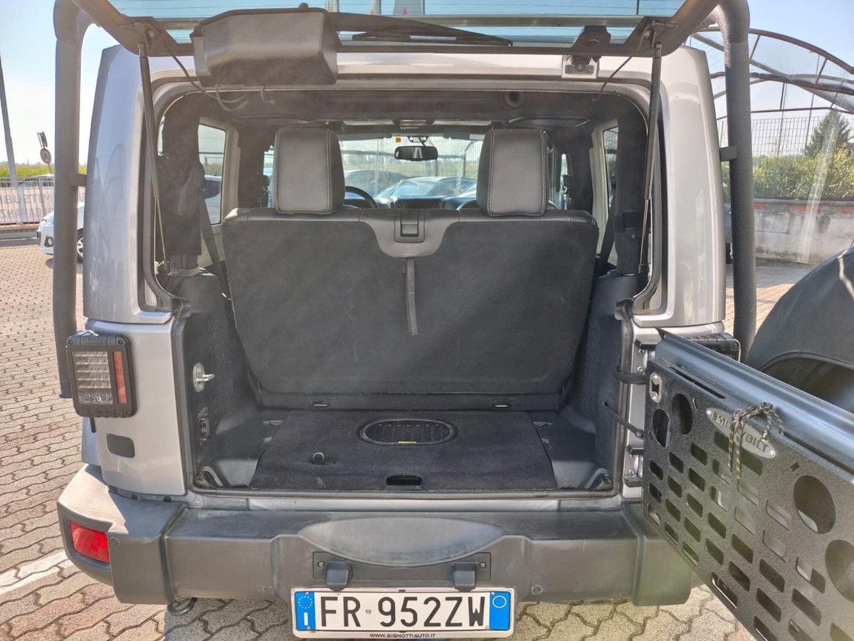 Jeep Wrangler Unlimited 2.8 CRD DPF Sahara Auto (19)