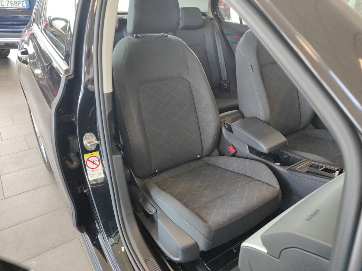 Volkswagen Golf 1.5 eTSI 130 CV EVO ACT DSG R-Line (5)