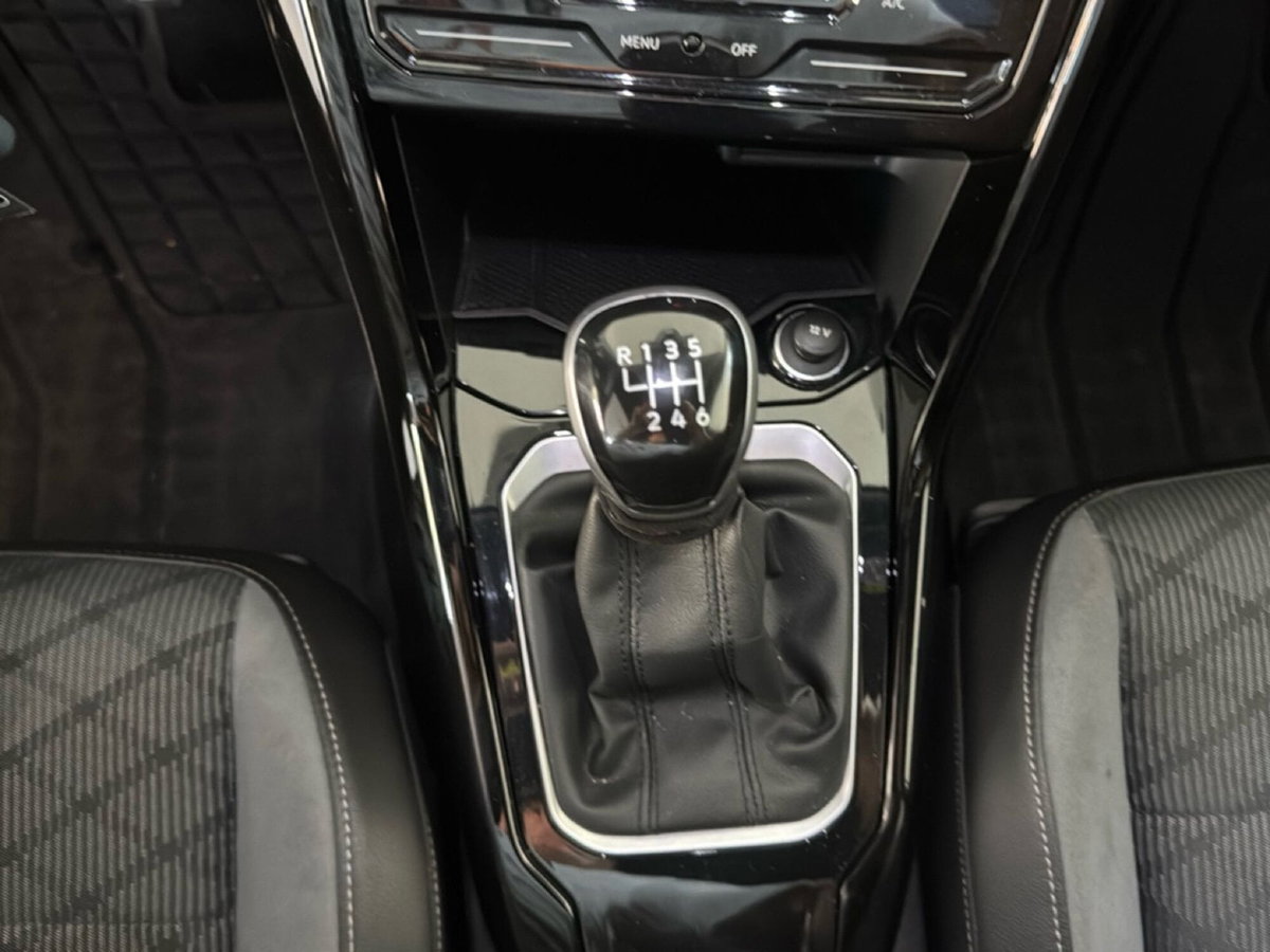 Volkswagen T-Roc 2.0 tdi R-Line 115cv (17)