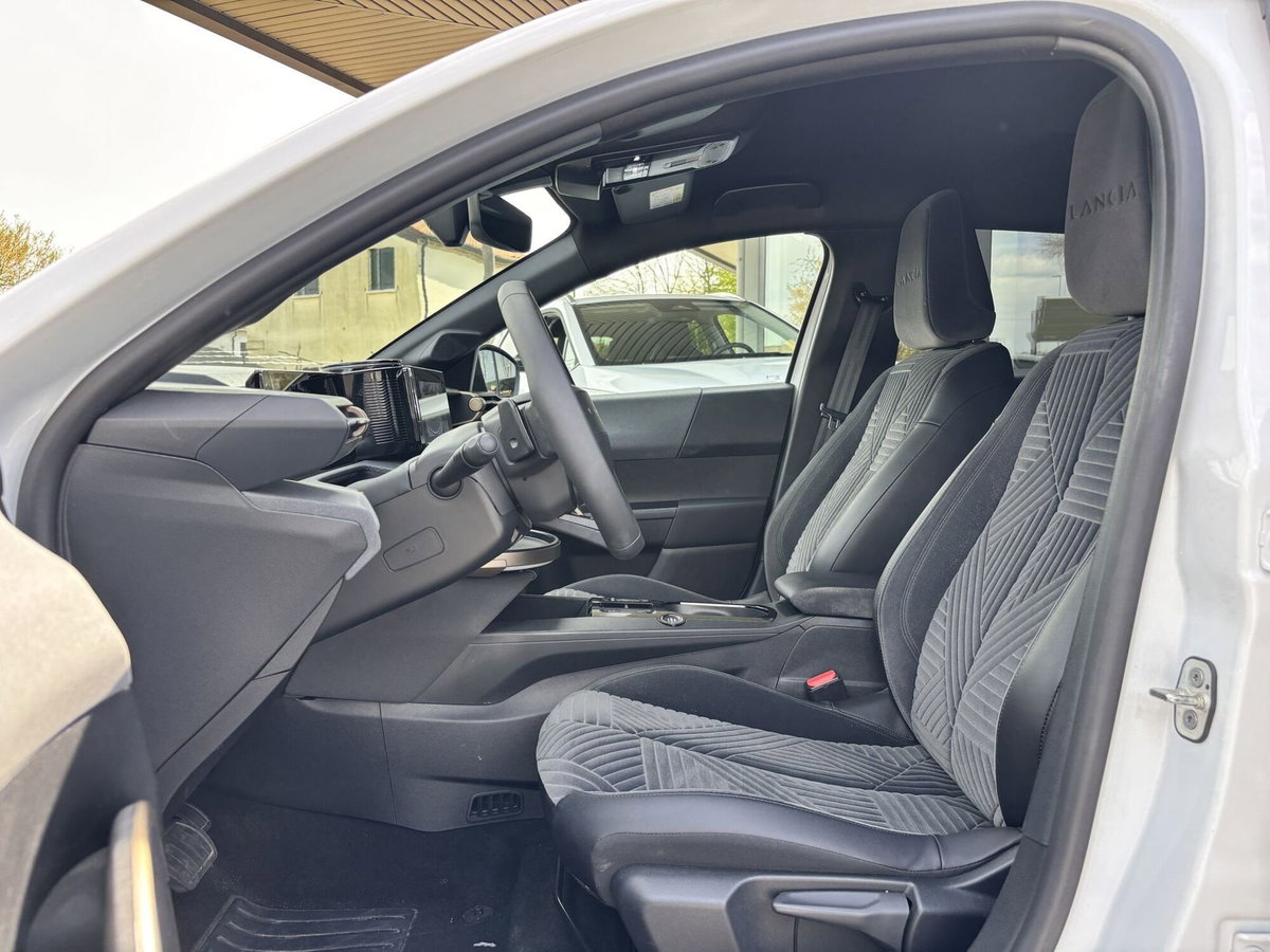 Lancia Ypsilon 1.2 mhev LX 110cv e-dct (9)