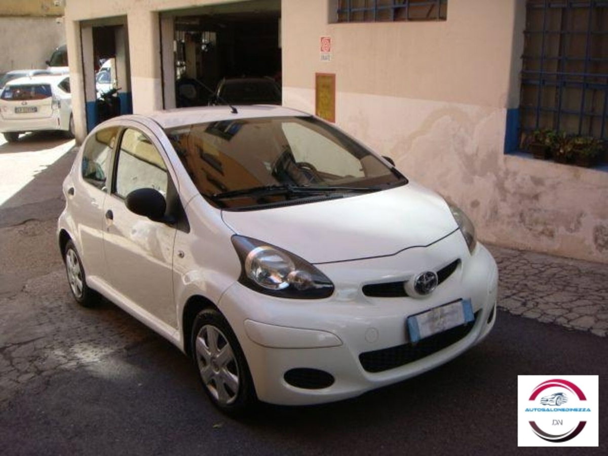 Toyota Aygo 1.0 12V VVT-i 5 porte Now Connect (2)
