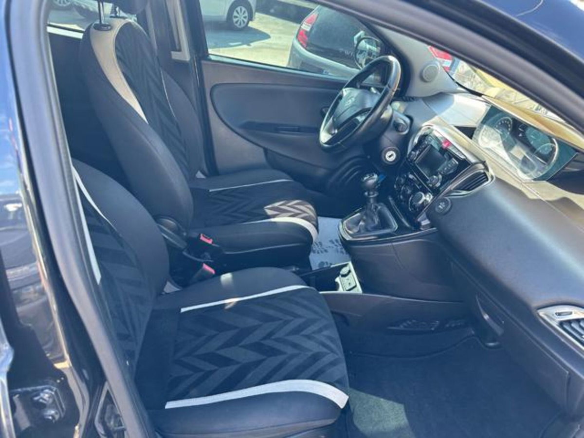 Lancia Ypsilon 1.2 69 CV 5 porte GPL Gold Plus (17)