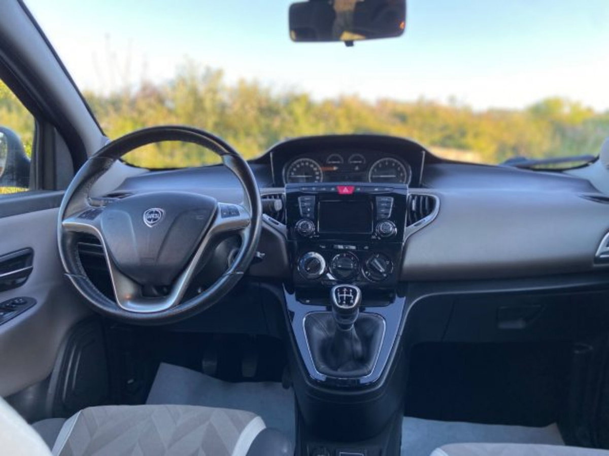 Lancia Ypsilon 1.2 69 CV 5 porte Opening Edition (14)
