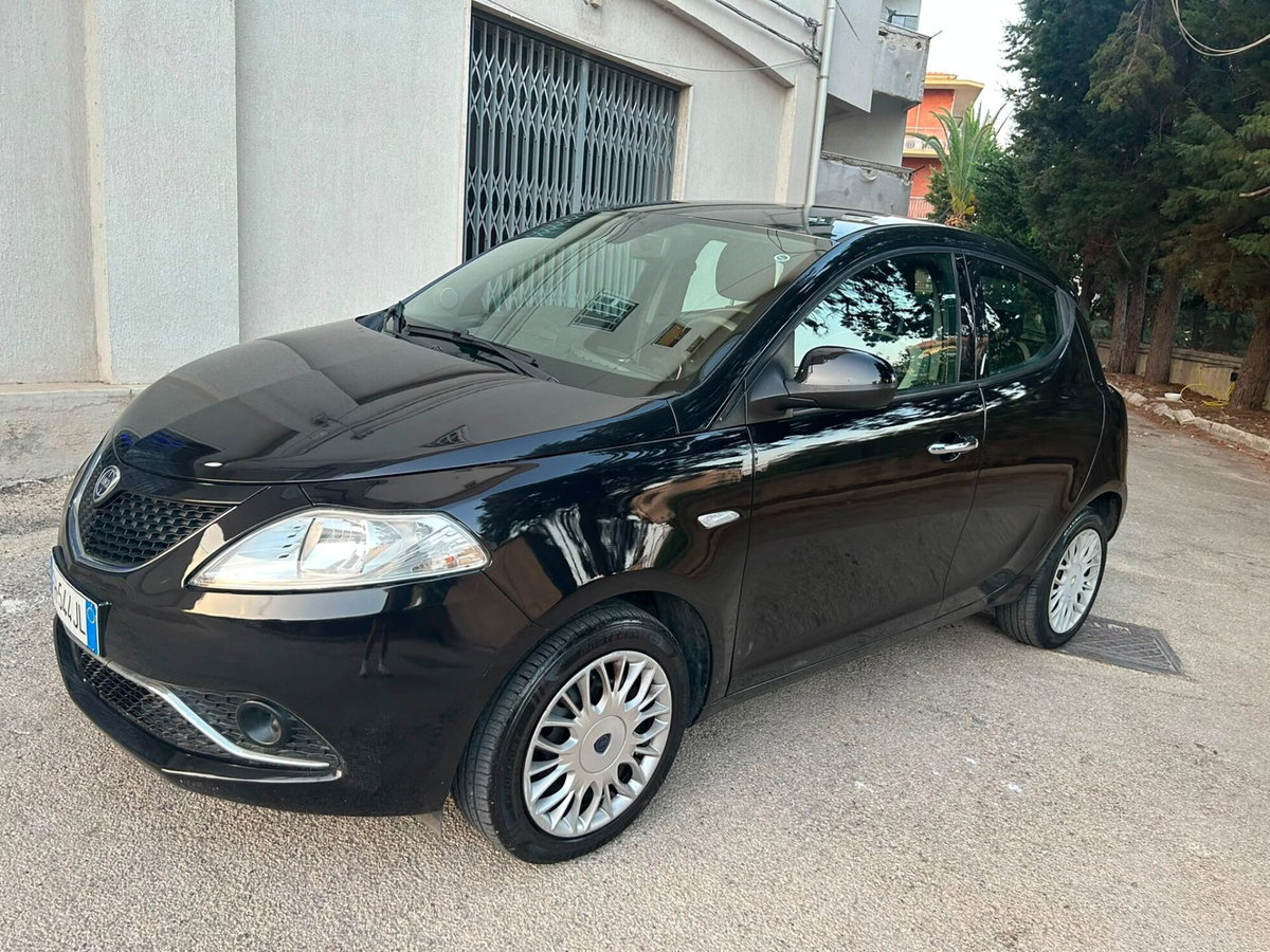 Lancia Ypsilon 1.2 69 CV 5 porte Gold (2)