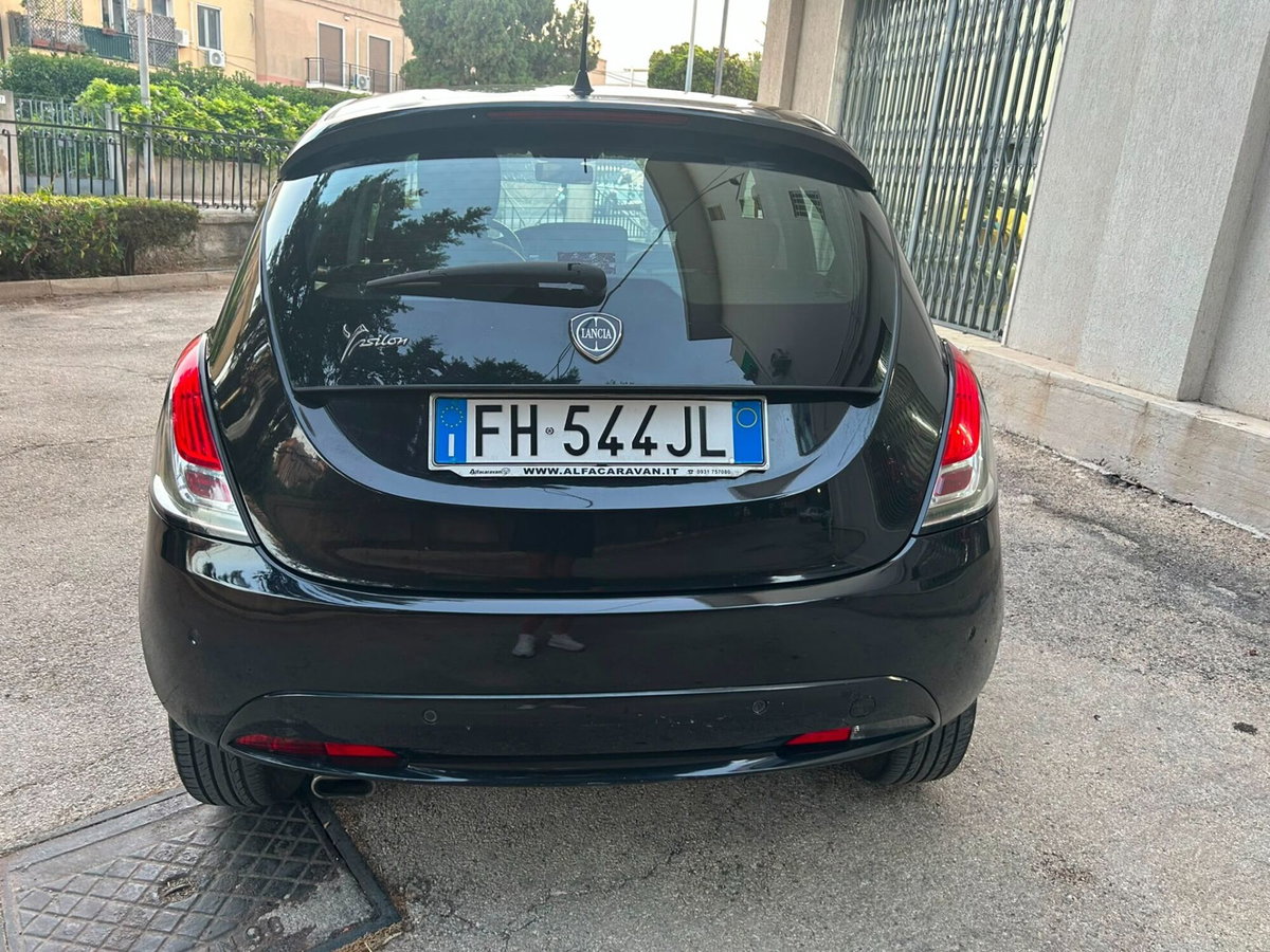 Lancia Ypsilon 1.2 69 CV 5 porte Gold (6)