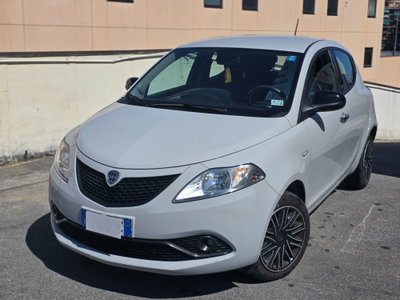 Lancia Ypsilon 1.0 FireFly 5 porte S&S Hybrid Ecochic Gold usata