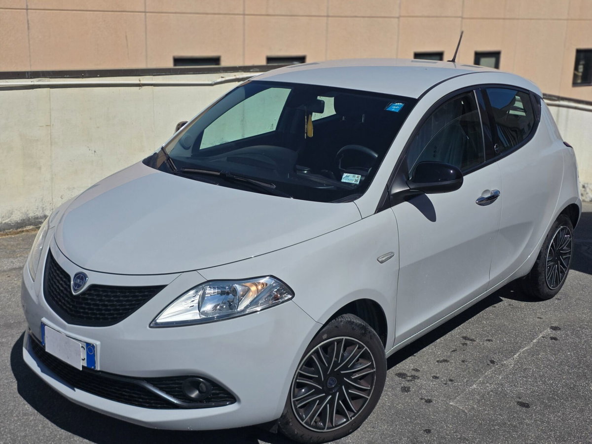 Lancia Ypsilon 1.0 FireFly 5 porte S&S Hybrid Ecochic Gold (2)