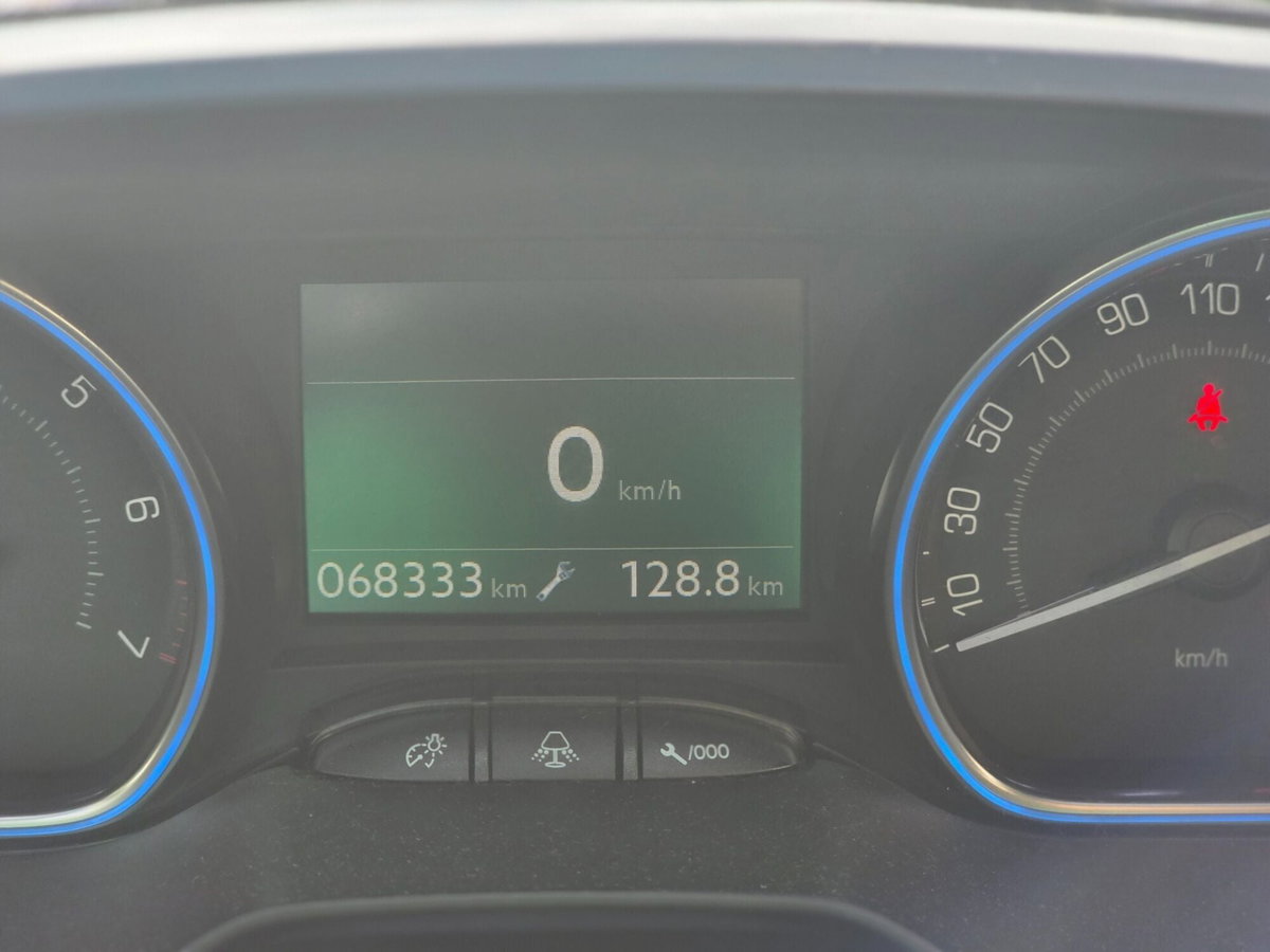 Peugeot 2008 VTi 82CV Allure (11)