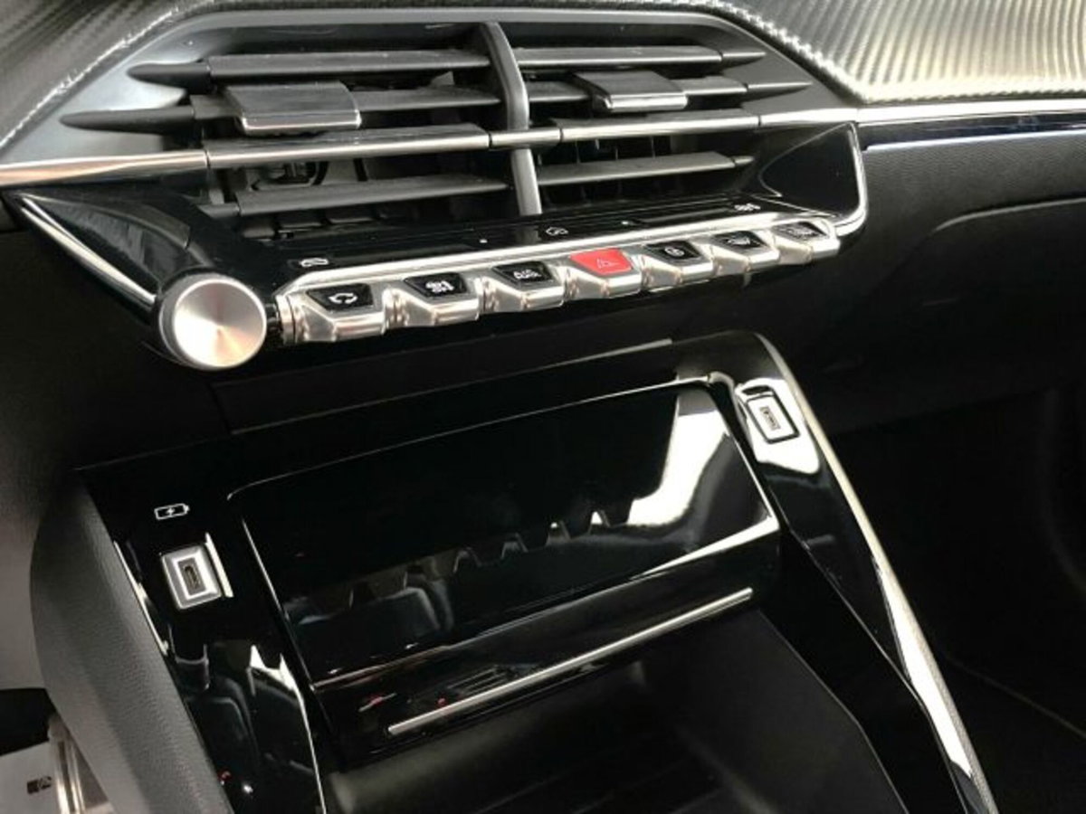 Peugeot 208 51 kWh GT (12)