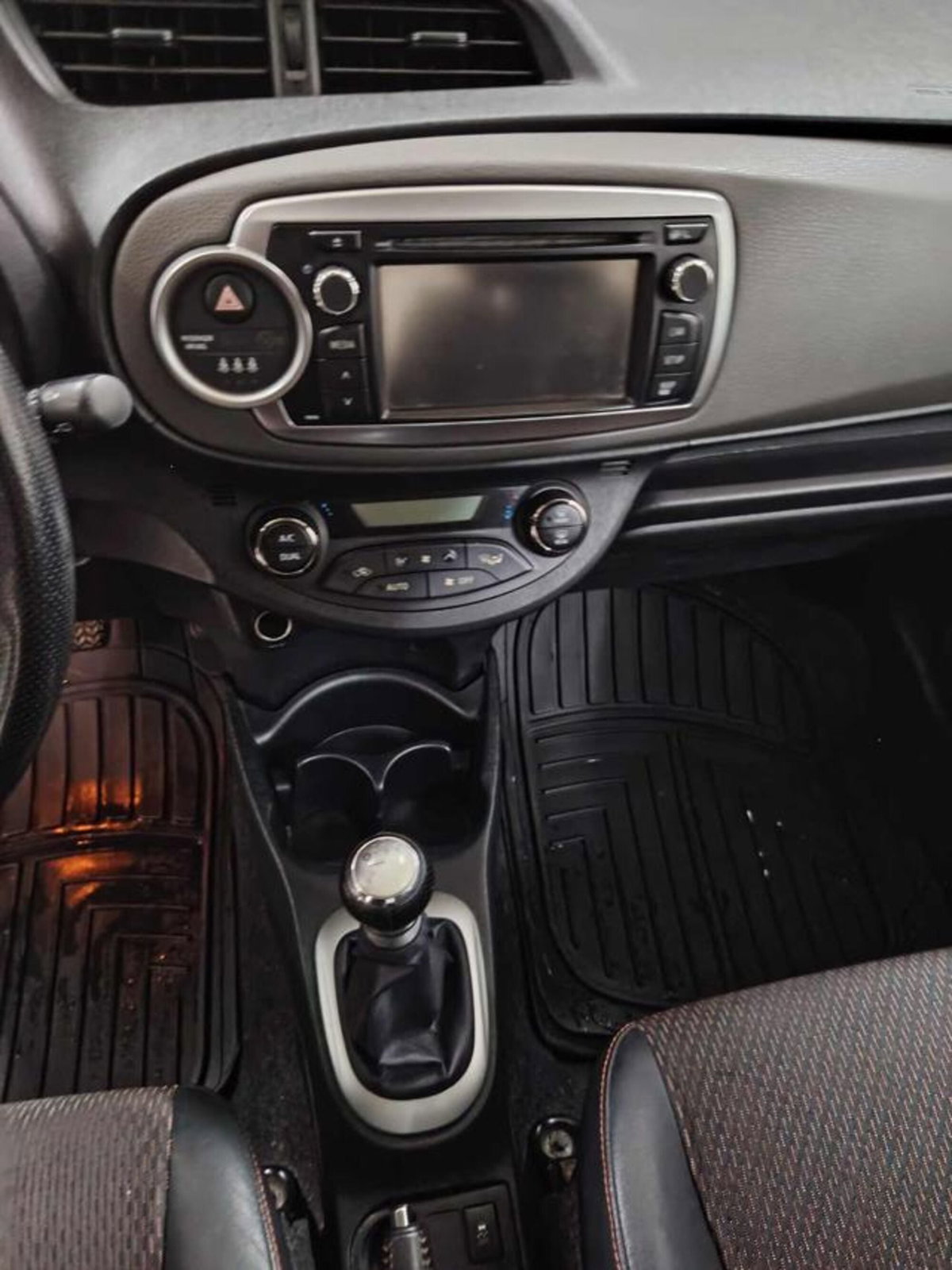 Toyota Yaris 1.3 3 porte Style (5)