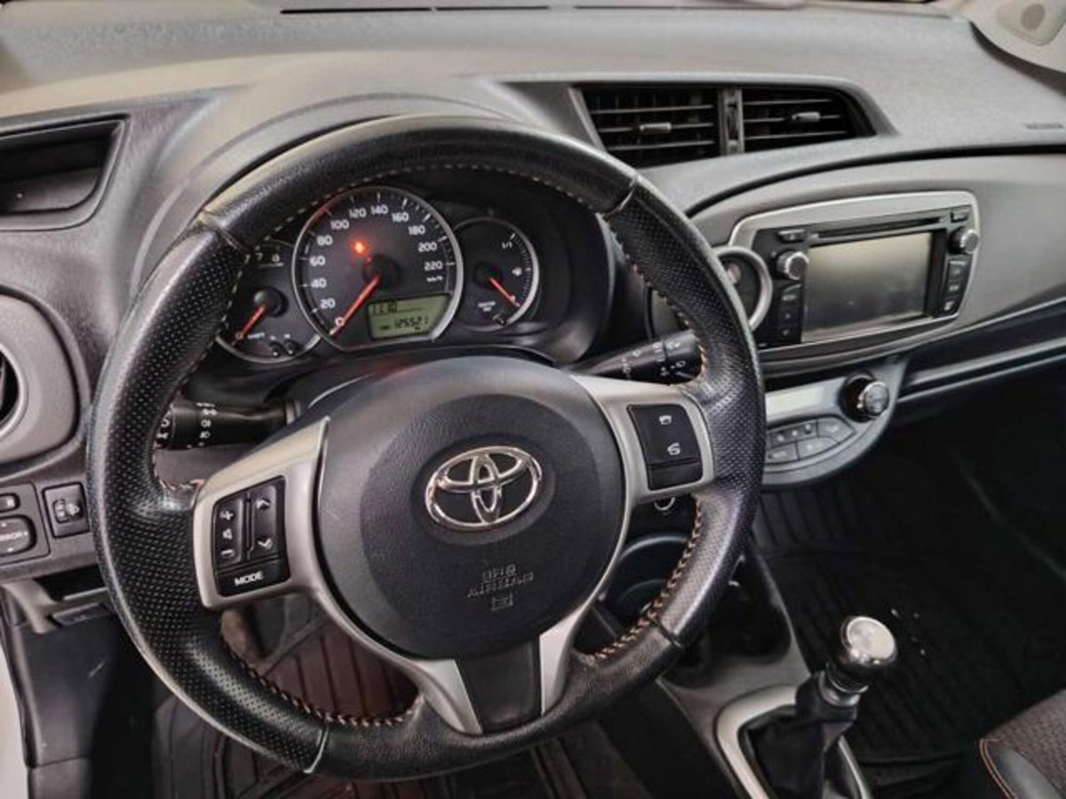 Toyota Yaris 1.3 3 porte Style (6)
