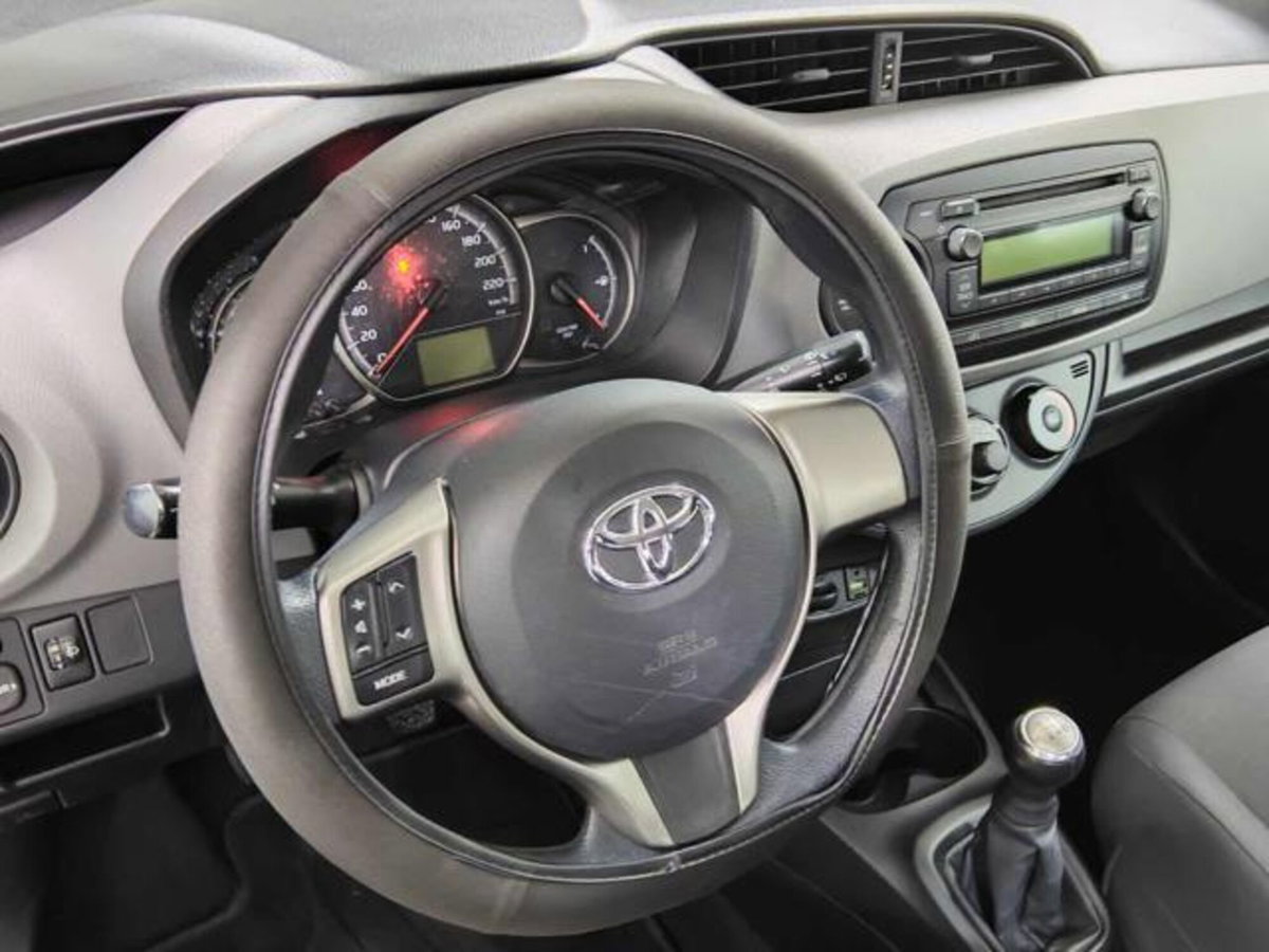 Toyota Yaris 1.0 5 porte Active (6)