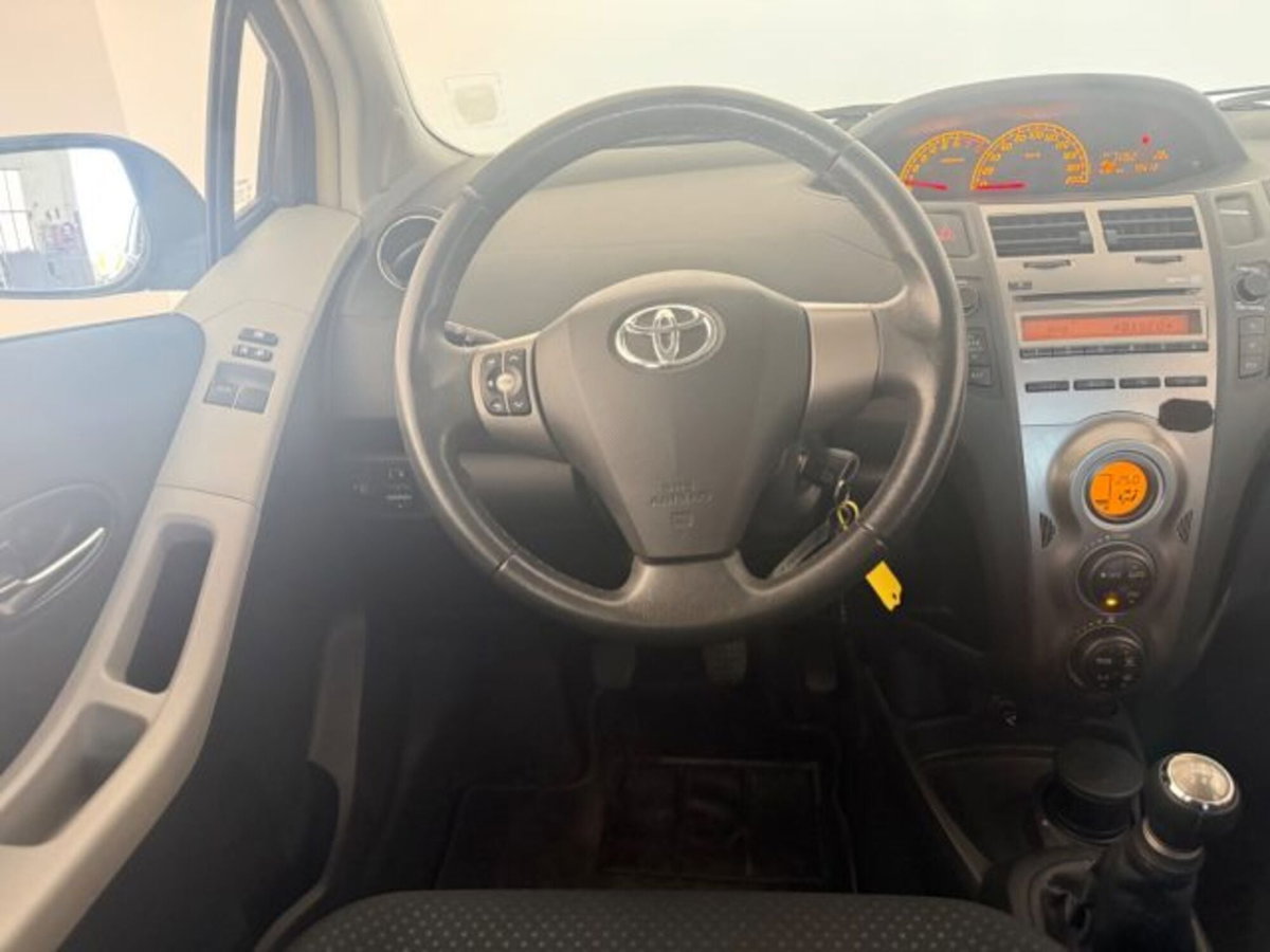 Toyota Yaris 1.0 5 porte Sol (10)