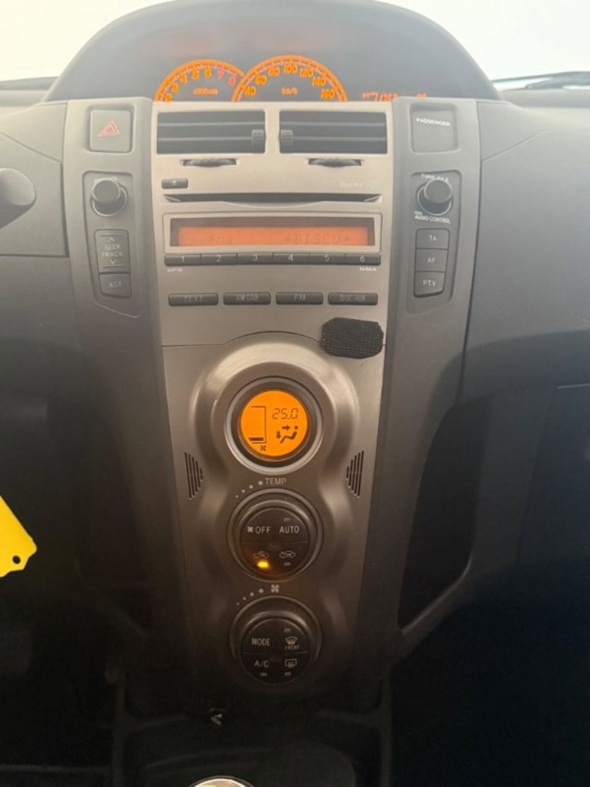 Toyota Yaris 1.0 5 porte Sol (11)
