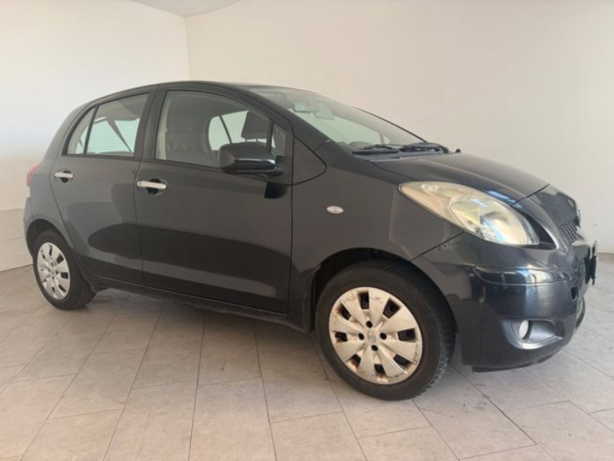 Toyota Yaris 1.0 5 porte Sol (2)