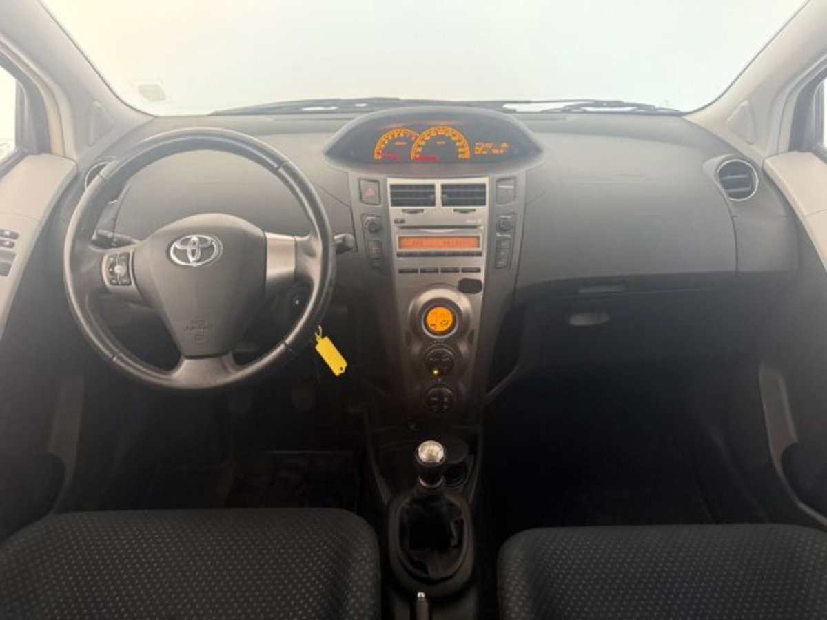Toyota Yaris 1.0 5 porte Sol (9)
