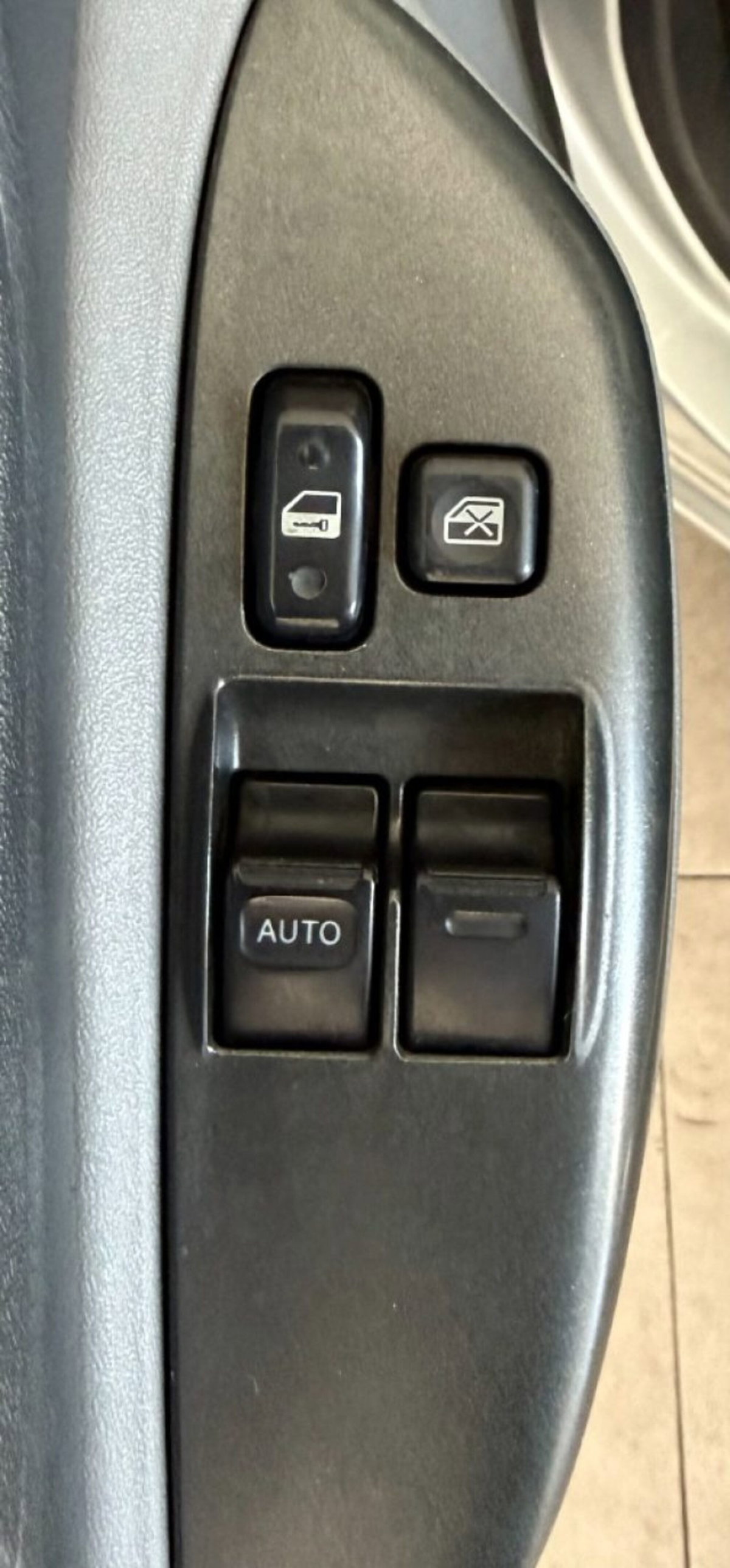 Toyota Yaris 16V cat 5 porte Sol (18)