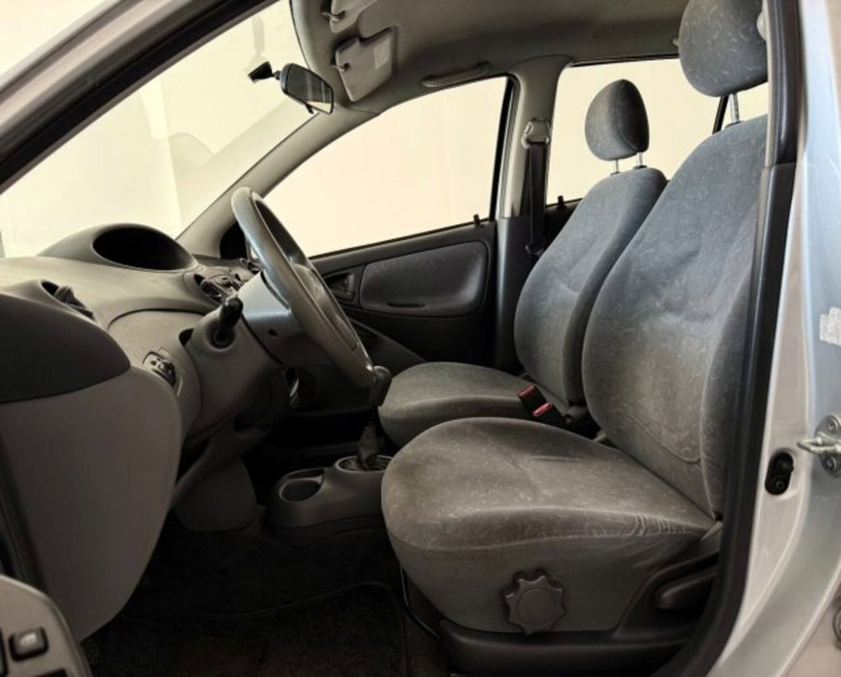 Toyota Yaris 16V cat 5 porte Sol (9)