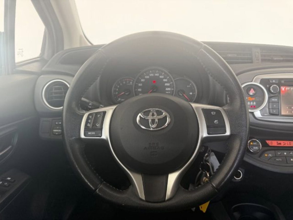 Toyota Yaris 1.0 5 porte Trend (9)