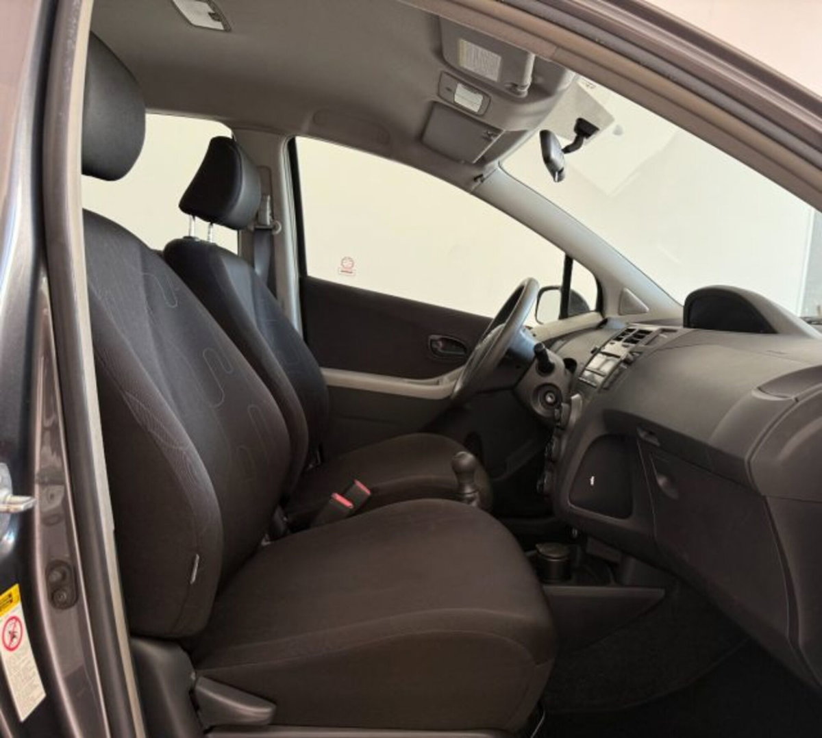 Toyota Yaris 1.0 5 porte Luxury pack (11)