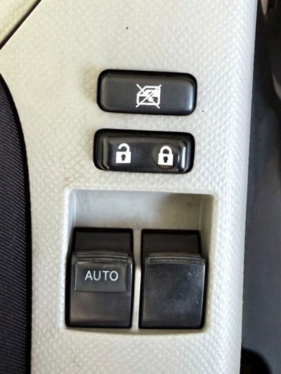 Toyota Yaris 1.0 5 porte Luxury pack (19)