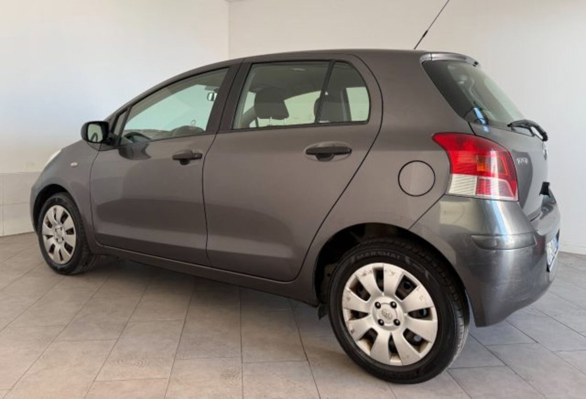 Toyota Yaris 1.0 5 porte Luxury pack (5)